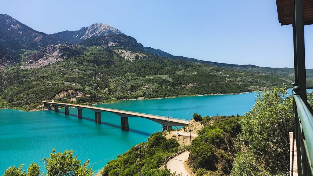 Θέα στην λίμνη Κρεμαστών και στην γέφυρα Επισκοπής