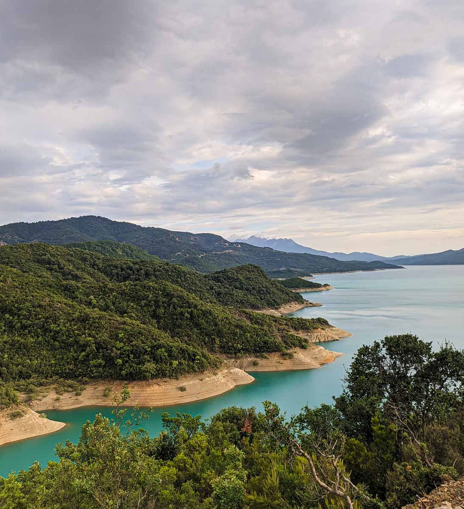 Θέα στην λίμνη Κρεμαστών κοντά στην γέφυρα Τατάρνας.